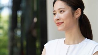 動くたびに揺れる繊細な輝きが、フェミニンで洗練された印象の“スヴェルトチェーンピアス”