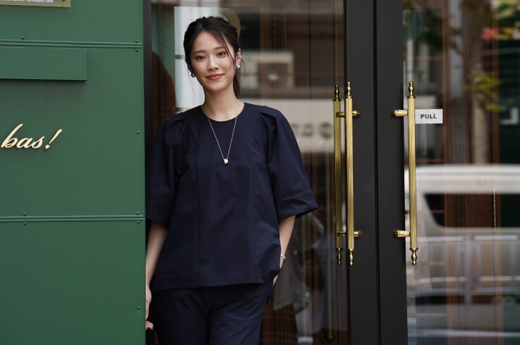 立体的なこだわりのシルエット、上品さと大人の愛らしさを奏でる“マーリンブラウス”