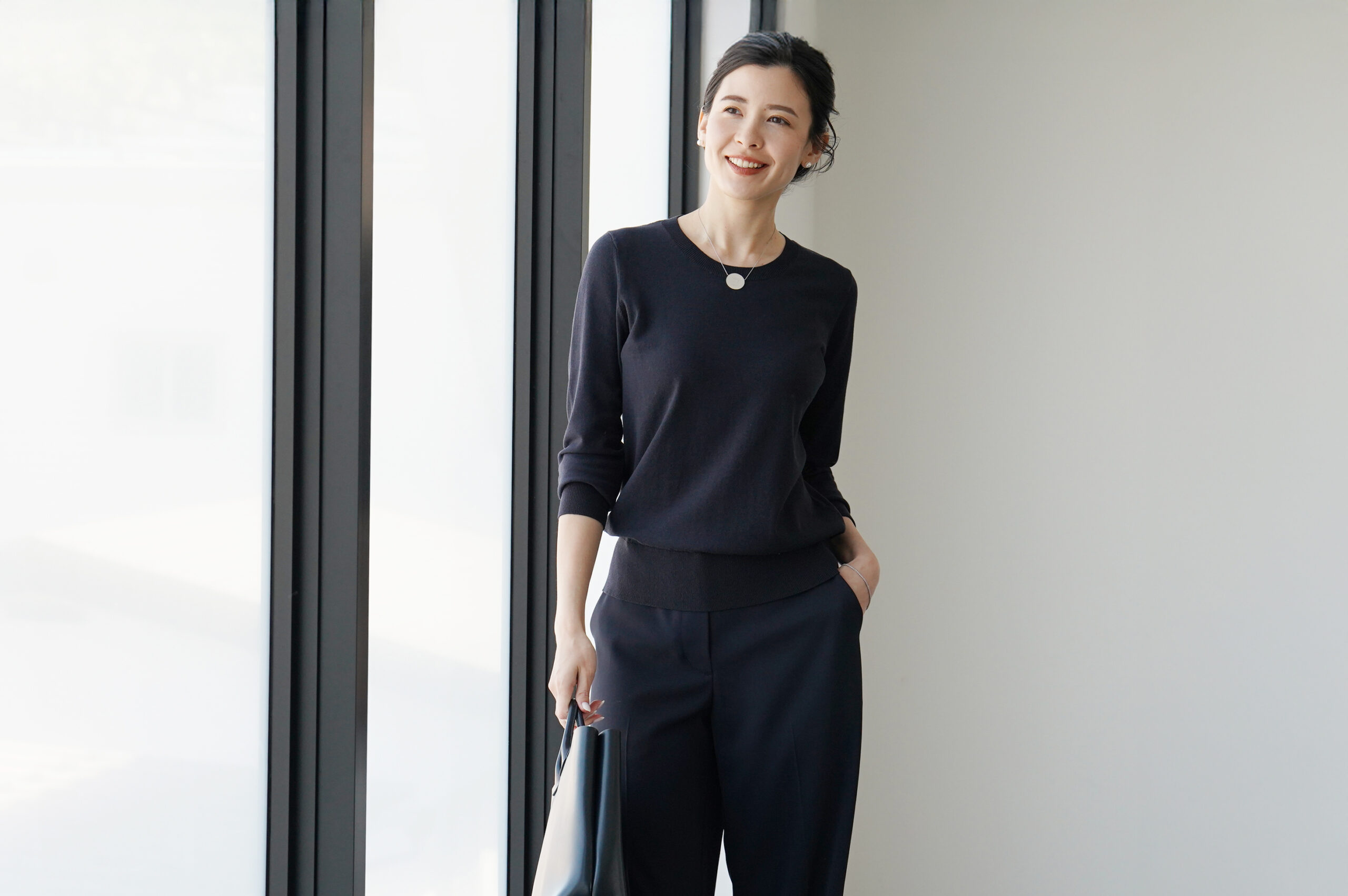 シルク混の美しい表面感としっとりとした優しい風合い、着まわし力の高さが魅力の“アデルクルーネックニット”