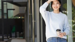 ダークトーンが多くなりがちな冬こそ、顔まわりがパッと華やぐ “メイラニット”
