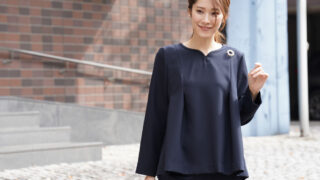 きちんと感と柔らかなフェミニンさを漂わす “ハーブブラウス”