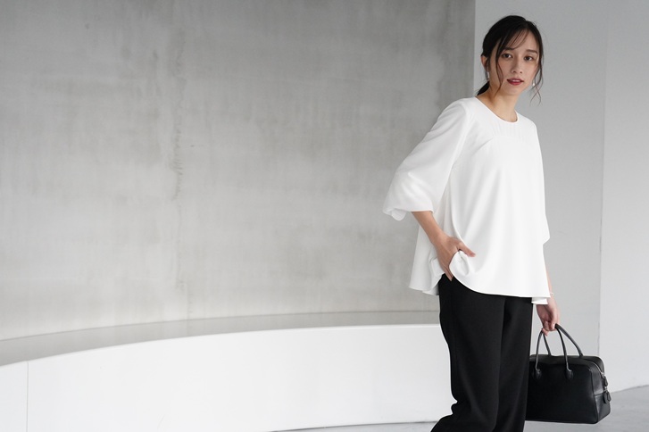 スタイリングいらずの便利なドッキングデザイン、シアー×ツイル素材の“オリーブブラス”