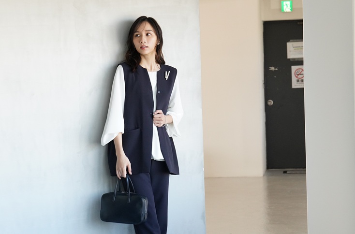 着るだけでこなれ感が漂うバランスの良い立体感、きれいめからカジュアルまで着まわし力抜群! “ロリエコクーンジレ”