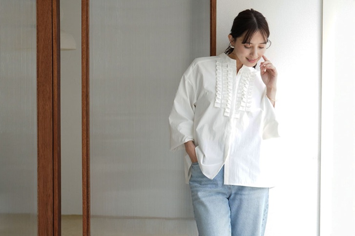 日常使いはもちろん、学校関係にお仕事、オケージョンまで馴染む万能アイテム “シャインタックリボンブラウス”　