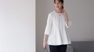 洗練された存在感と、程よく華やぎのあるシルエットがどの角度からもキレイ見えする “ベルぺプララムブラウス”