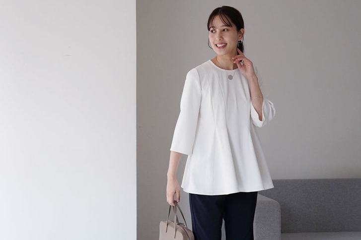 洗練された存在感と、程よく華やぎのあるシルエットがどの角度からもキレイ見えする “ベルぺプララムブラウス”