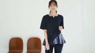 1枚で品よく着映えし、デイリーカジュアルからきれいめスタイルまで幅広く活躍する “アシュリーブラウス”