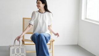 春夏のスタイリングに優雅な華やぎを添える、シックなチェック柄が目を惹く “スコットブラウス”