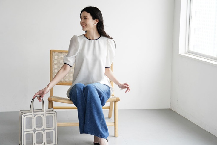 春夏のスタイリングに優雅な華やぎを添える、シックなチェック柄が目を惹く “スコットブラウス”