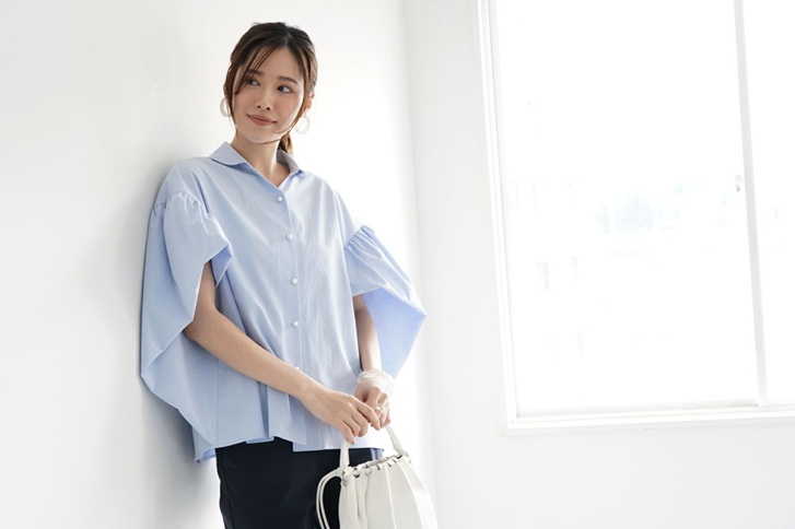 フェミニンなスリーブデザインがアクセント、優しげな雰囲気をまとう “レティブラウス”