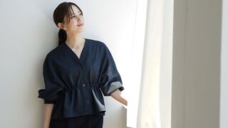 ペプラムシャツがライトアウターに！撥水機能付きでママに役立つ優秀アイテム “エステラシャツジャケット”
