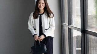 「ジャケットのきちんと感」と「ニットの気軽さ」Tシャツからニットの上まで羽織れる。季節をつなぐ、ノーカラーニットジャケット！　