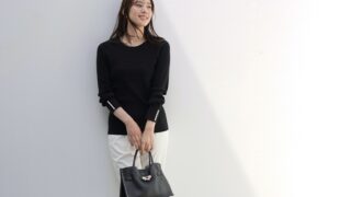 シンプルなのに、なんだか素敵。アクセサリーを重ねなくても上品に華やぐリブニット