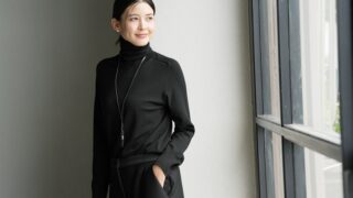 “大人がタートルをきれいに着るための条件”が揃ったデザイン。シンプルでも無難じゃない、選びぶ理由があるタートルネックニット