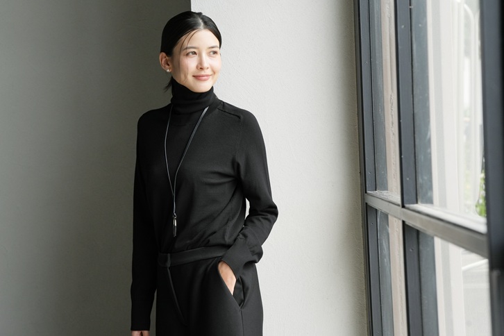 “大人がタートルをきれいに着るための条件”が揃ったデザイン。シンプルでも無難じゃない、選びぶ理由があるタートルネックニット